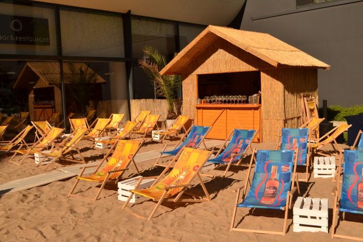 W centrum Wrocławia powstał bar z plażą. Zjemy tam owoce morza [ZDJĘCIA]