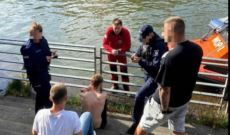 Wrocław: Nie umiał pływać, ale wskoczył do Odry, żeby... szukać okularów