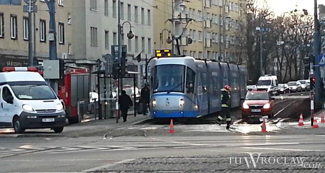 Na skrzyżowaniu ulic Kazimierza Wielkiego i Widok pękła rura. Utrudnień w ruchu już nie ma 