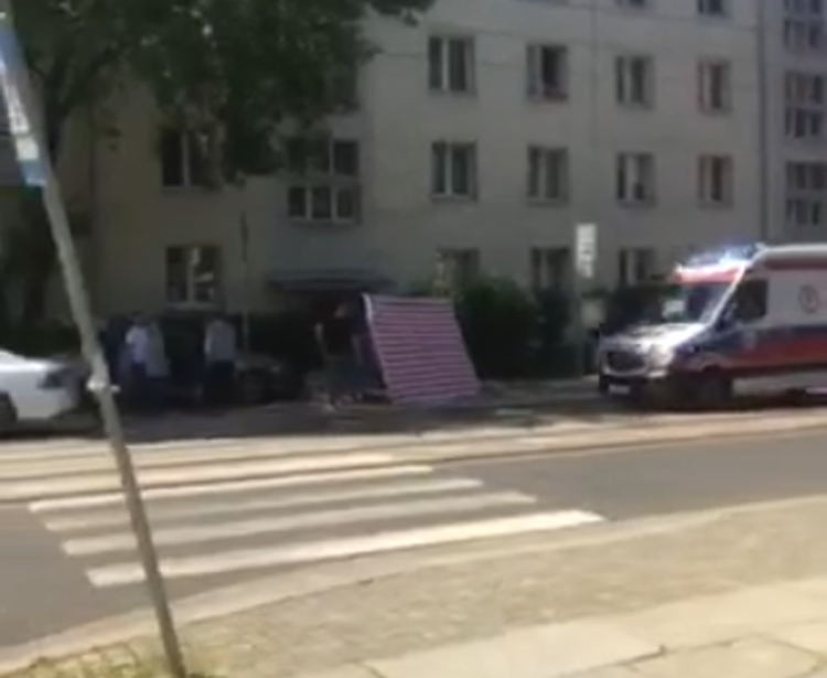 Wypadek na Glinianej. BMW staranowało stragan z truskawkami