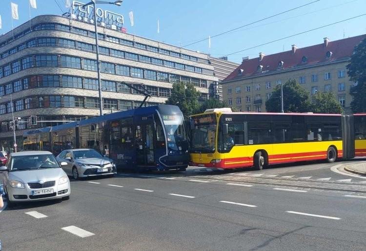 Wrocław: Wypadek koło Renomy. Tramwaj zderzył się z autobusem MPK