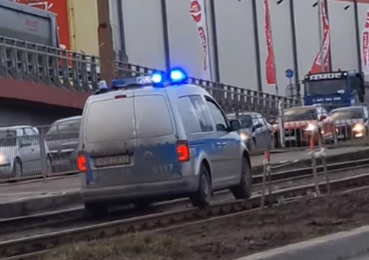 Radiowóz jak Batman. Tak się omija wrocławskie korki! Zobacz film!
