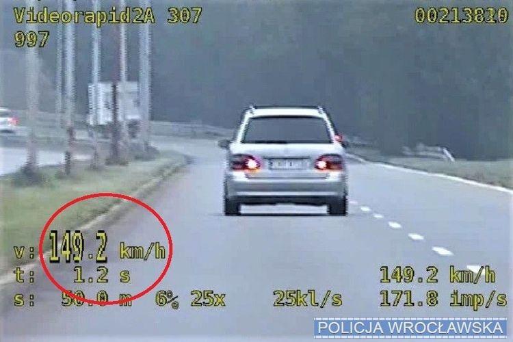 Dwukrotnie przekroczył dozwoloną prędkość. Efekt: dwa mandaty i 10 punktów karnych