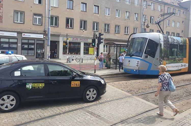 Taksówka zablokowała ruch tramwajów w centrum [ZDJĘCIA]