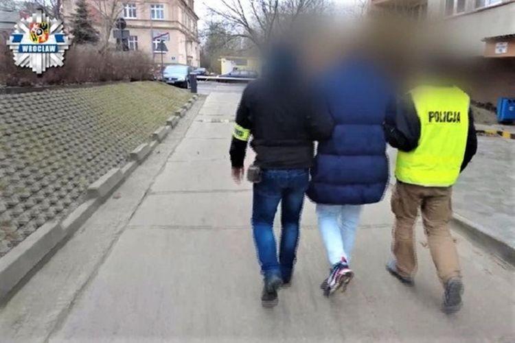 Wrocław: SMS-owy oszust wyłudził 51 tys. zł. Zobacz film z zatrzymania