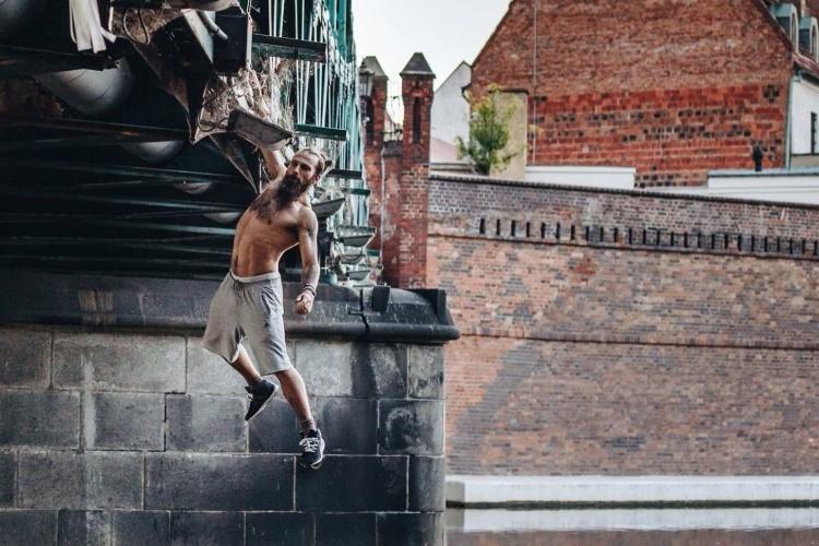 Parkour w Parku Staszica. Traceurzy zaprezentowali swoje możliwości