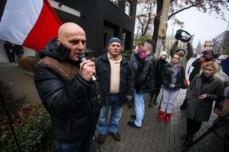 Sympatycy Rybaka pikietowali pod sądem. „Odradzałem mu palenie tej kukły” [WIDEO, ZDJĘCIA]