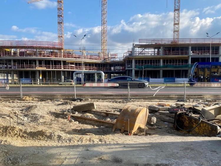 Wrocław: Przedwojenne torowisko tramwajowe przy Legnickiej odkryte podczas remontu [ZDJĘCIA]