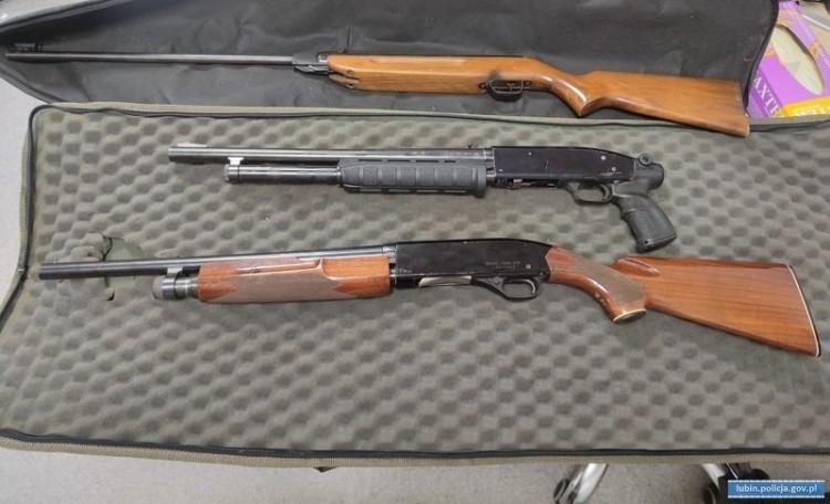 Dolnośląska policja przechwyciła broń palną, 7,5 kg dynamitu, 1000 sztuk amunicji i maczetę