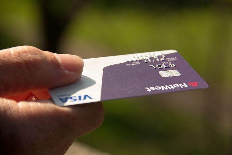 Znalazł kartę kredytową i robił nią zakupy. Dokonał 69 transakcji