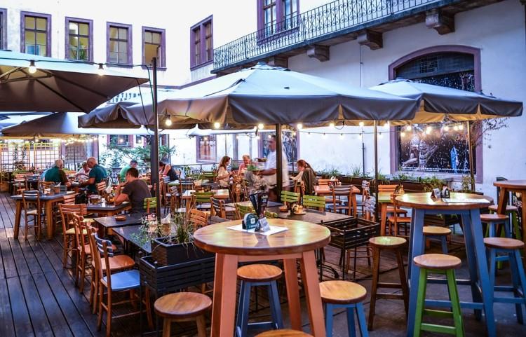 Restauratorzy i hotelarze spodziewają się najgorszego zakończenia roku od 5 lat