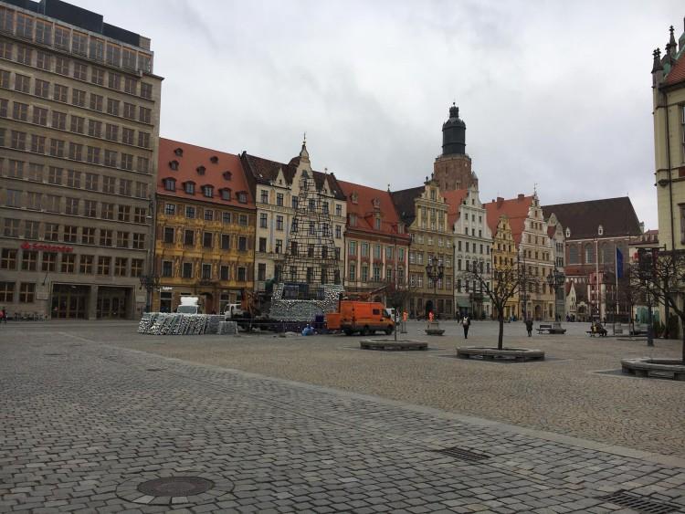 Z wrocławskiego Rynku z kilkudniowym opóźnieniem znika choinka [ZDJĘCIA]