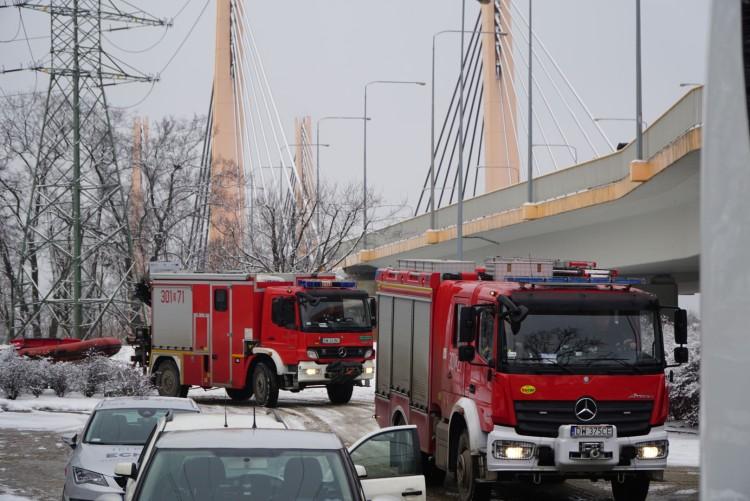 Akcja poszukiwawcza przy moście Milenijnym. Dziecko pod lodem? [ZOBACZ ZDJĘCIA]