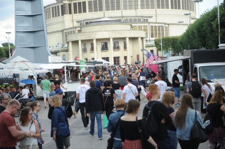 Mnóstwo food trucków przed Halą Stulecia. Trwa Mood4Food festiwal [ZDJĘCIA]