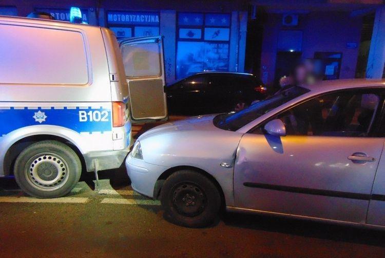 Wrocław: Ucieczka przed policją zakończyła się uderzeniem w radiowóz. Zobacz zdjęcia!
