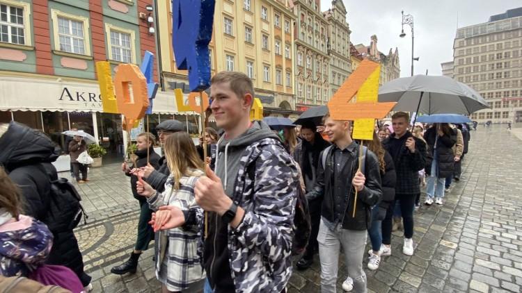 Polonez dla Fredry tym razem symboliczny. Na Rynku garstka maturzystów