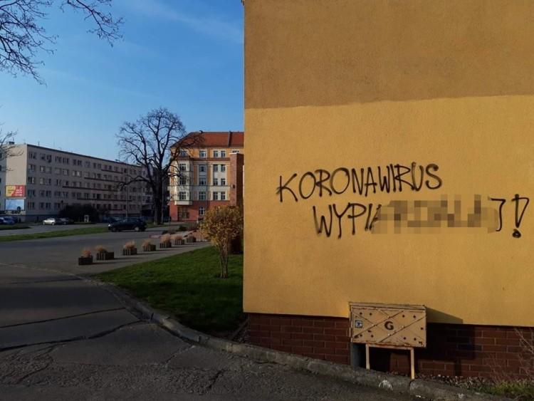 Nowe napisy w mieście. Autora zainspirowała pandemia [ZDJĘCIA]