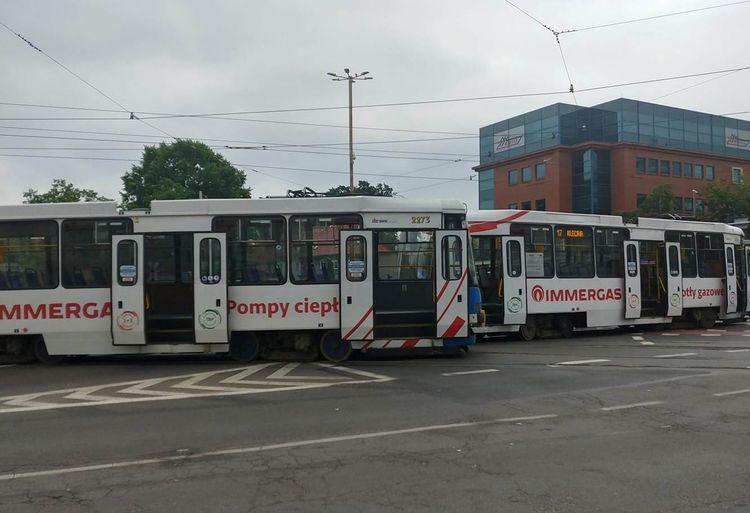 Utrudnienia dla pasażerów MPK. Wykolejenie i awaria tramwaju [ZDJĘCIA]