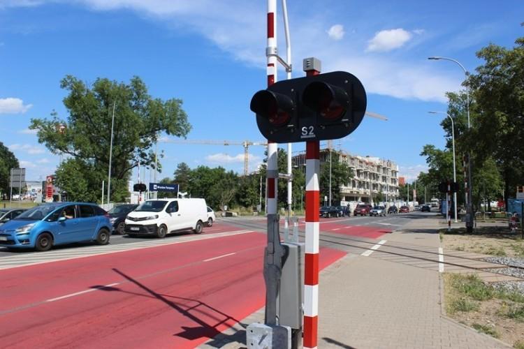 Paraliż komunikacyjny po awarii rogatek na przejeździe kolejowym