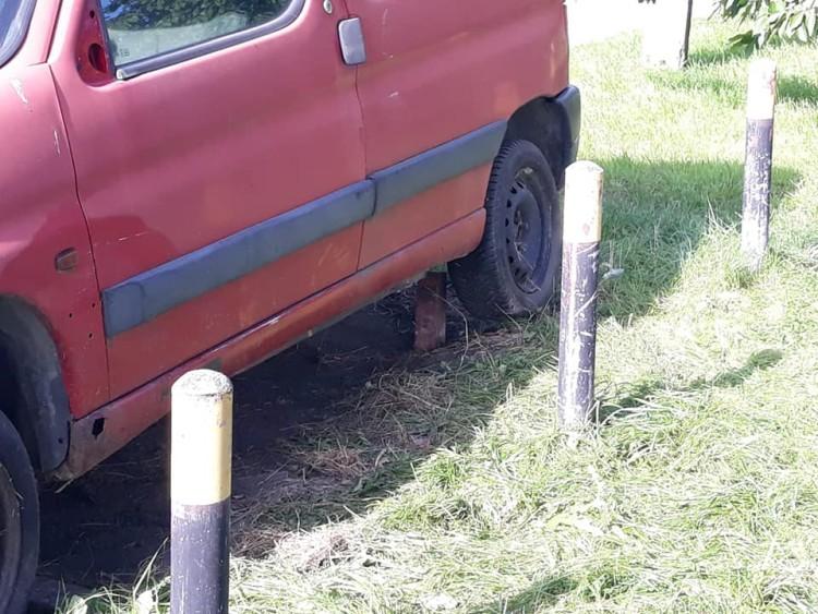 Złodziej katalizatorów poszukiwany na Gaju. Podczas ucieczki rozbił skuter [ZDJĘCIA]
