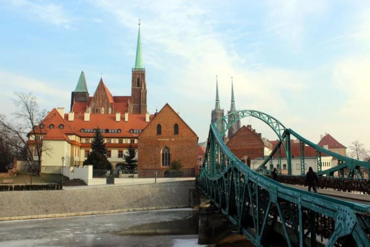 Wrocław: kuria zawiesiła księdza, który miał zostać zgwałcony