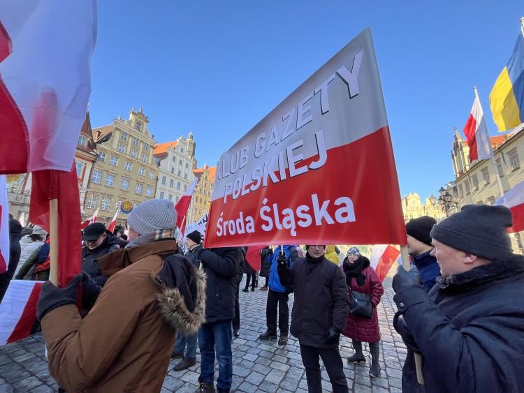 Protest Wolnych Polaków we Wrocławiu. Zwolennicy PiS: 