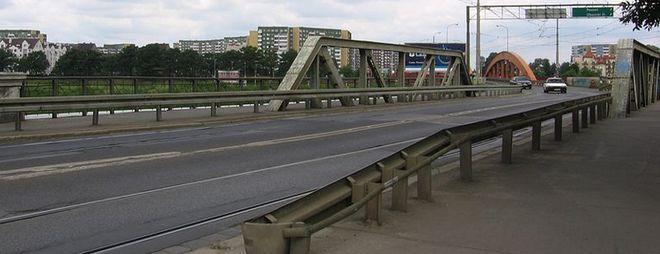 Zderzenie tramwaju z dwoma samochodami przy mostach Trzebnickich