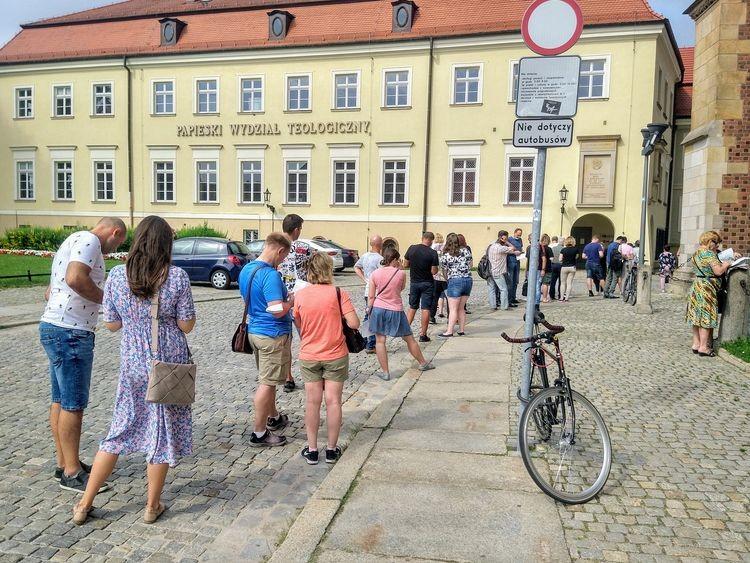 Długa kolejka pod Katedrą. Do szczepienia bez rejestracji [ZDJĘCIA]