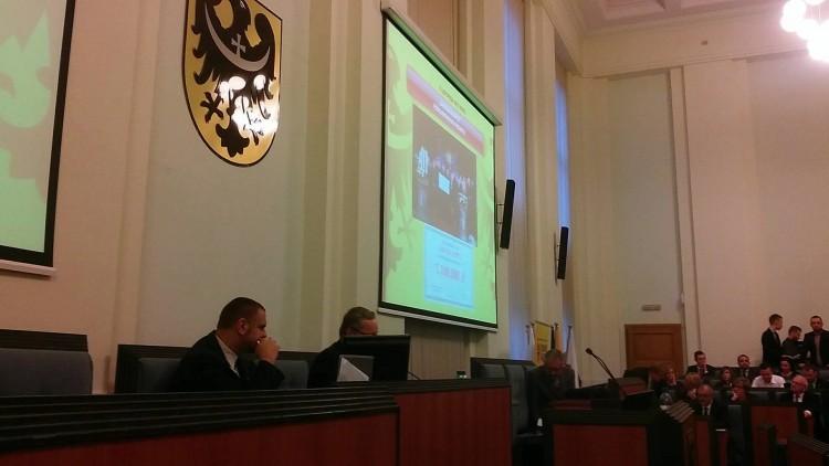Sejmik przyjął uchwałę antysmogową dla Wrocławia. Będzie zakaz palenia węglem i drewnem