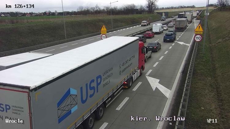 Dziesięć kilometrów korka na A4 pod Wrocławiem. Zderzyły się dwie ciężarówki