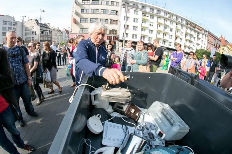 Wrocławianie wymienili 4 kontenery odpadów na 800 drzewek