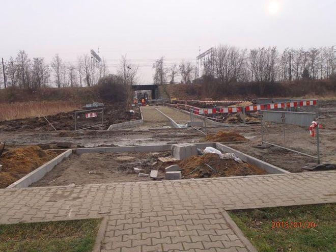 Na nowe osiedle wreszcie można dojść suchą stopą. (Prawie) skończyli budowę chodnika i ścieżki rowerowej