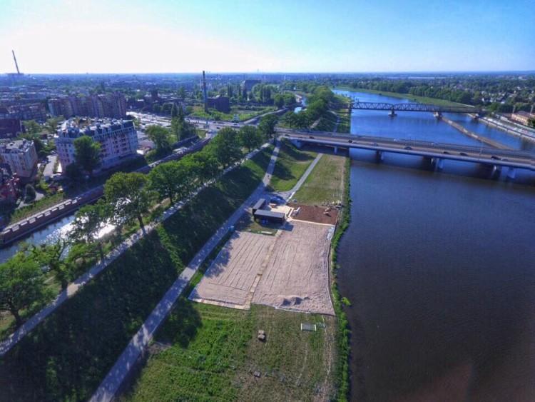 Nowy sezon, nowe bary nad Odrą. Powstaje plaża przy mostach Warszawskich [ZDJĘCIA]