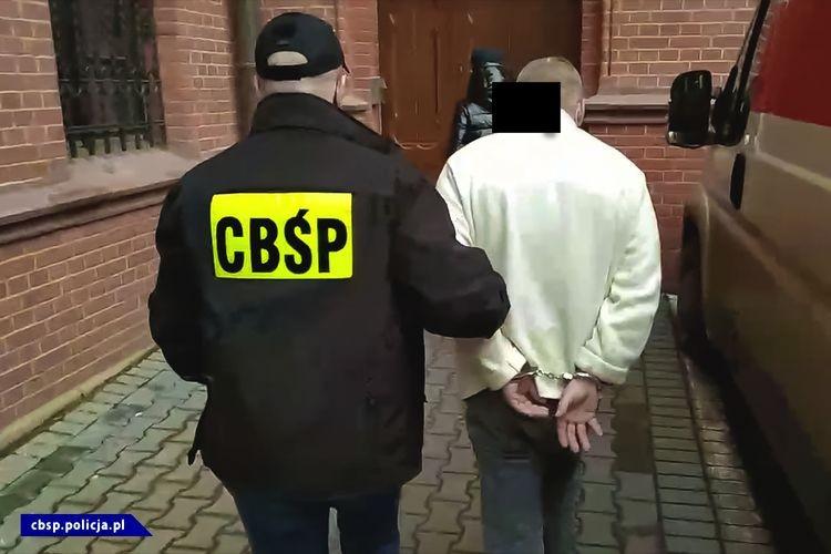 Gangsterzy uwięzili i brutalnie pobili mężczyznę. Zobacz film z zatrzymania