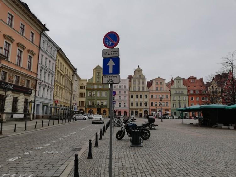 Nowy znak we Wrocławiu. „Flowers & ride” dla kierowców na pl. Solnym