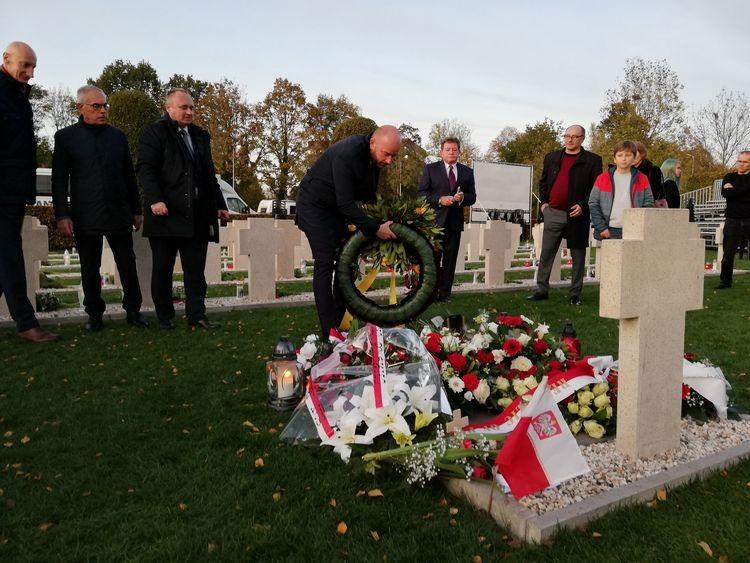Jacek Sutryk złożył wieniec na grobie generała Maczka w Bredzie [ZDJĘCIA]