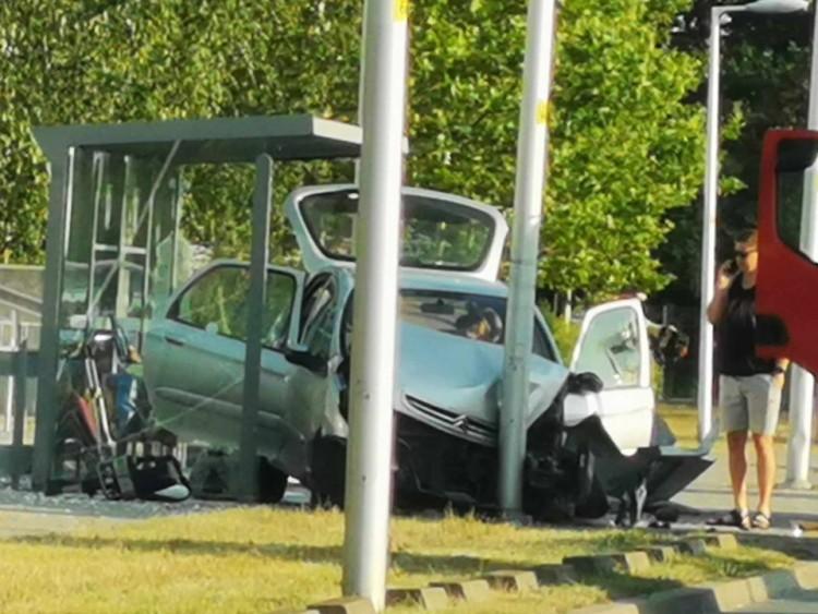 Wrocław: Kierowca staranował lampę i przystanek na Fieldorfa