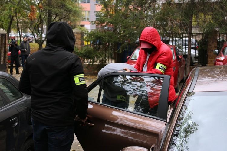 Wrocław: dwa zarzuty dla 37-latka, który wjechał w ludzi na przystanku