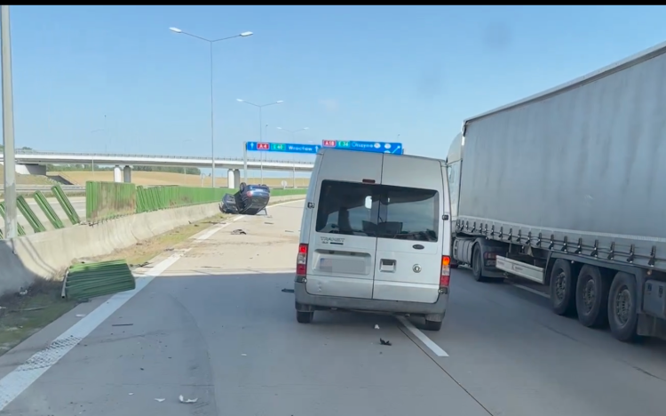 Opel dachował na A4. Utrudnienia w stronę Wrocławia