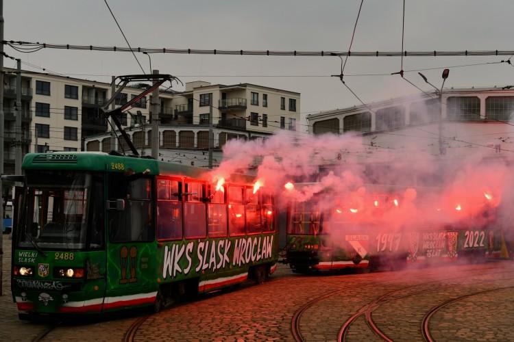 Kibice Śląska Wrocław pomalowali tramwaj i odpalili w nim race [ZDJĘCIA]
