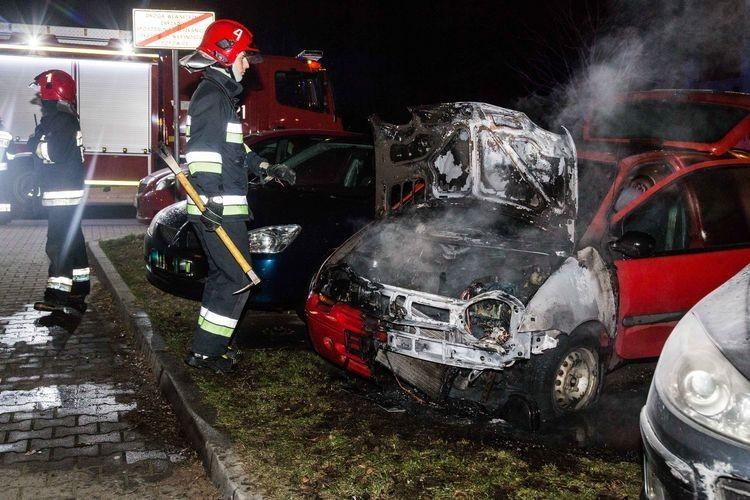Pożar auta na Grabiszynie. Zapalił się silnik