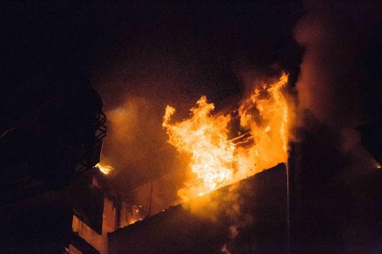 Ogromny pożar w bloku przy Bobrzej. Jedna ofiara śmiertelna [ZDJĘCIA]