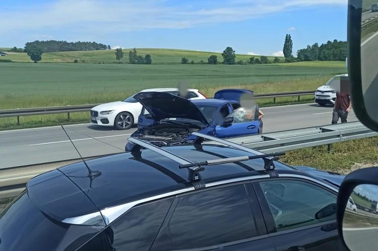 Osobówka uderzyła w bariery na A4. Jedna osoba ranna