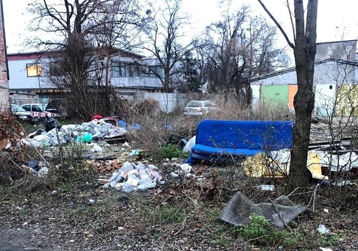 Dzikie wysypisko na Karłowicach. Mieszkańcy: niech ktoś to posprząta! [ZDJĘCIA]