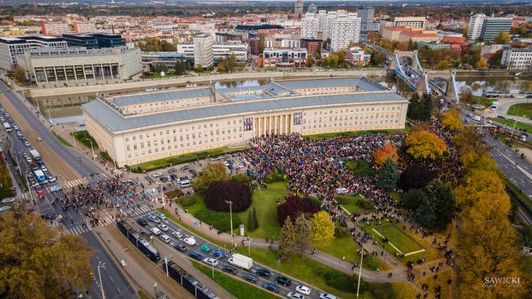 Wrocławski naukowiec: nie ma dowodów na istotny wpływ protestów na rozwój epidemii