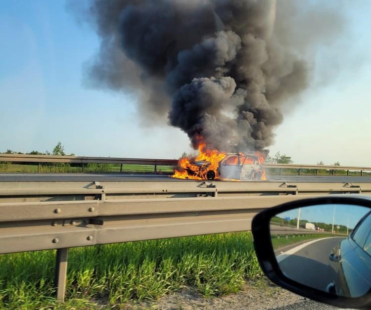 Pożar samochodu na S8 pod Wrocławiem. Utrudnienia w kierunku Warszawy