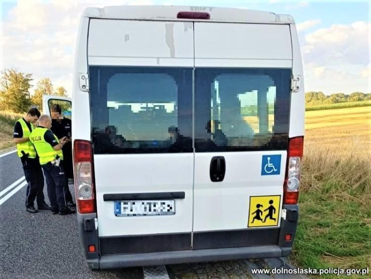 Wycieńczeni nielegalni imigranci leżeli na podłodze busa