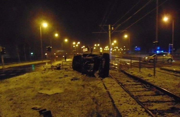 Auto dachowało na Lotniczej. Kierowca był pijany