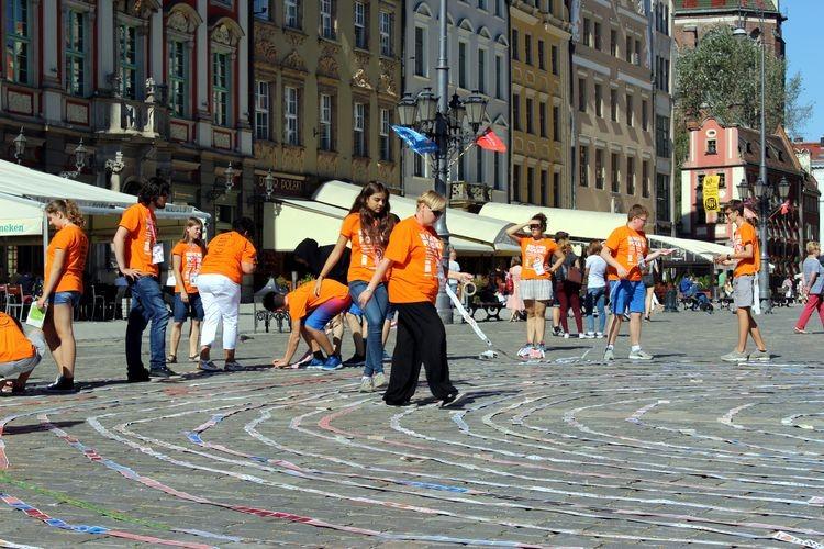 Na rynku układają czterokilometrowego węża z kart