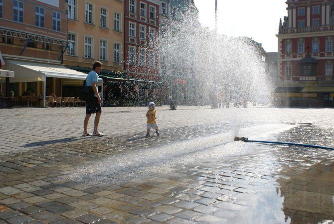 Urząd walczy z upałem: woda i nowe godziny pracy